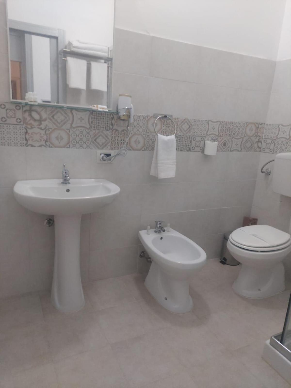 Guest House Lamphotel Militello Palermo Buitenkant foto